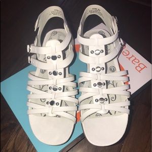 NWT Baretraps gladiator sandal in white - size 9
